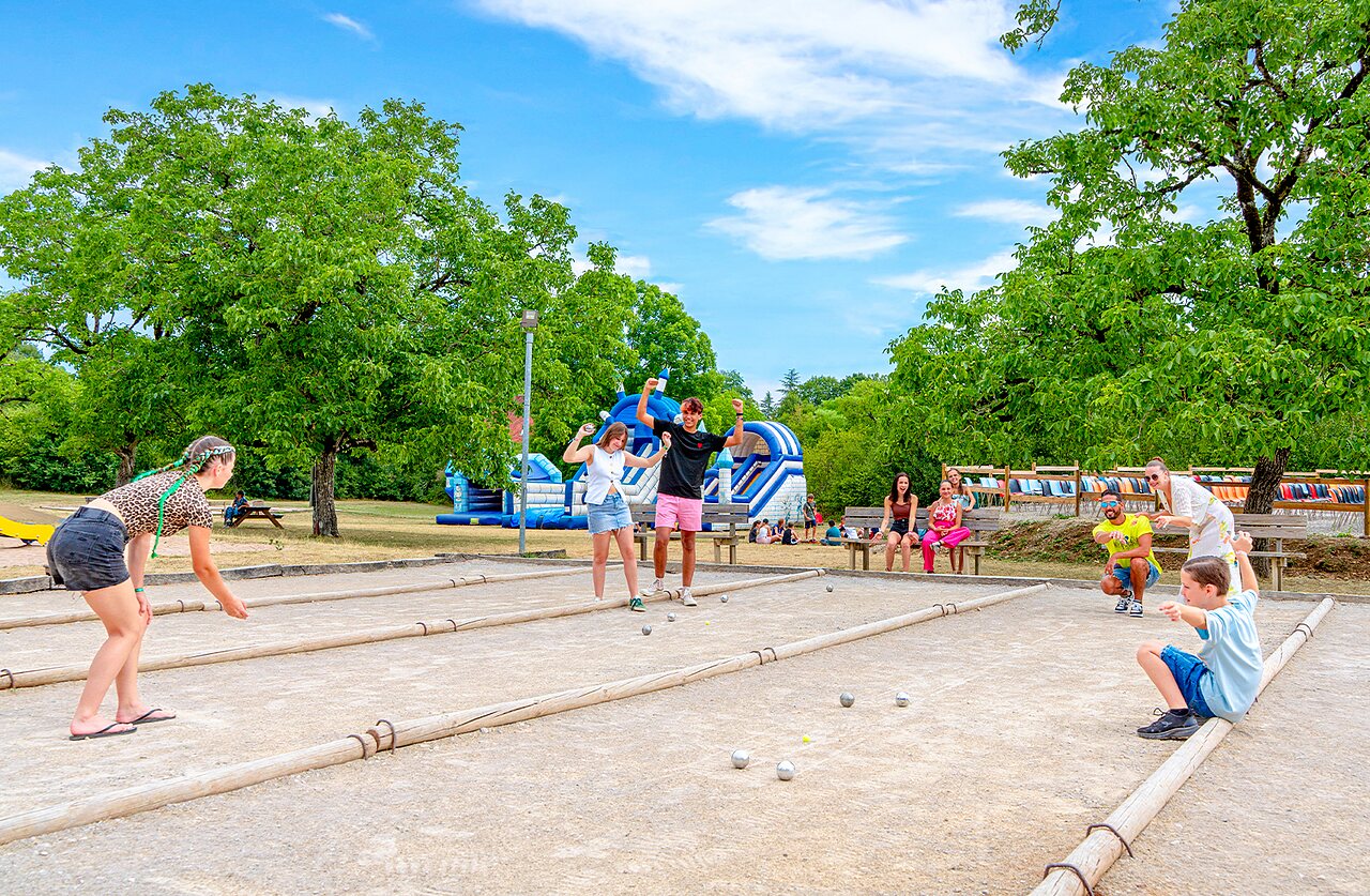 Petanque and inflatable games at CAPFUN Roca d'Amour campsite in PADIRAC (46).