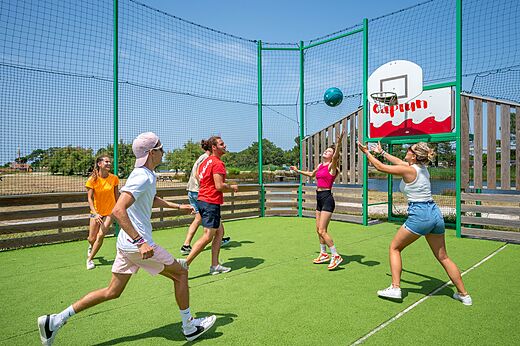 Multisport court with basketball hoop at CAPFUN Roumingue campsite in LANTON (33).