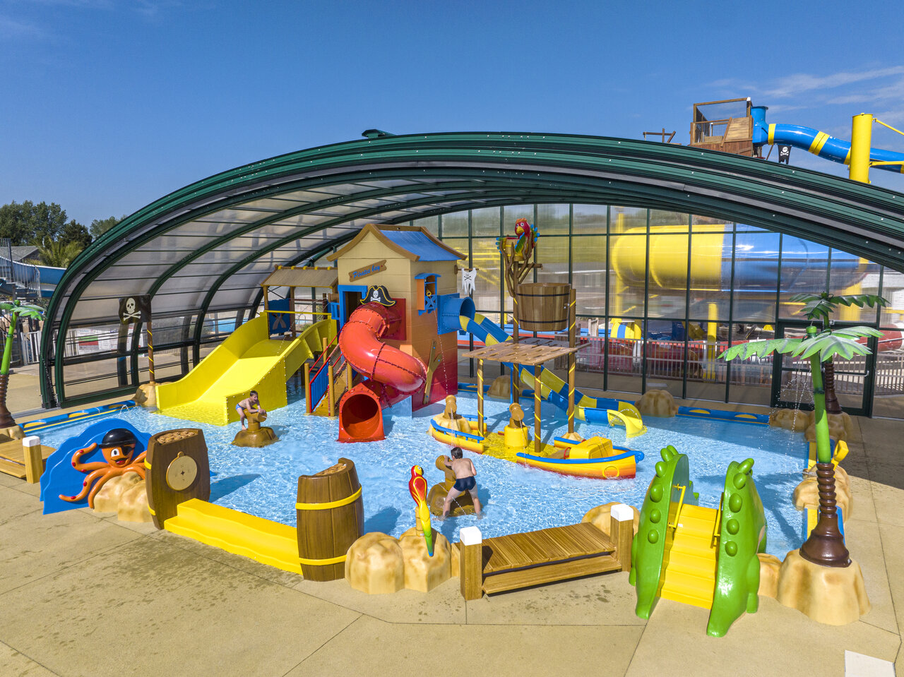 Covered fun pool and slides at CAPFUN La Route Blanche campsite in Breville sur Mer (50).