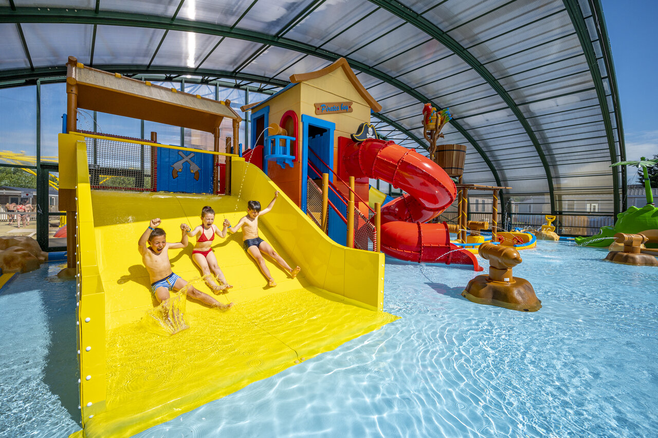 Water slide, covered water games for children at CAPFUN La Route Blanche campsite in Breville sur Mer (50).