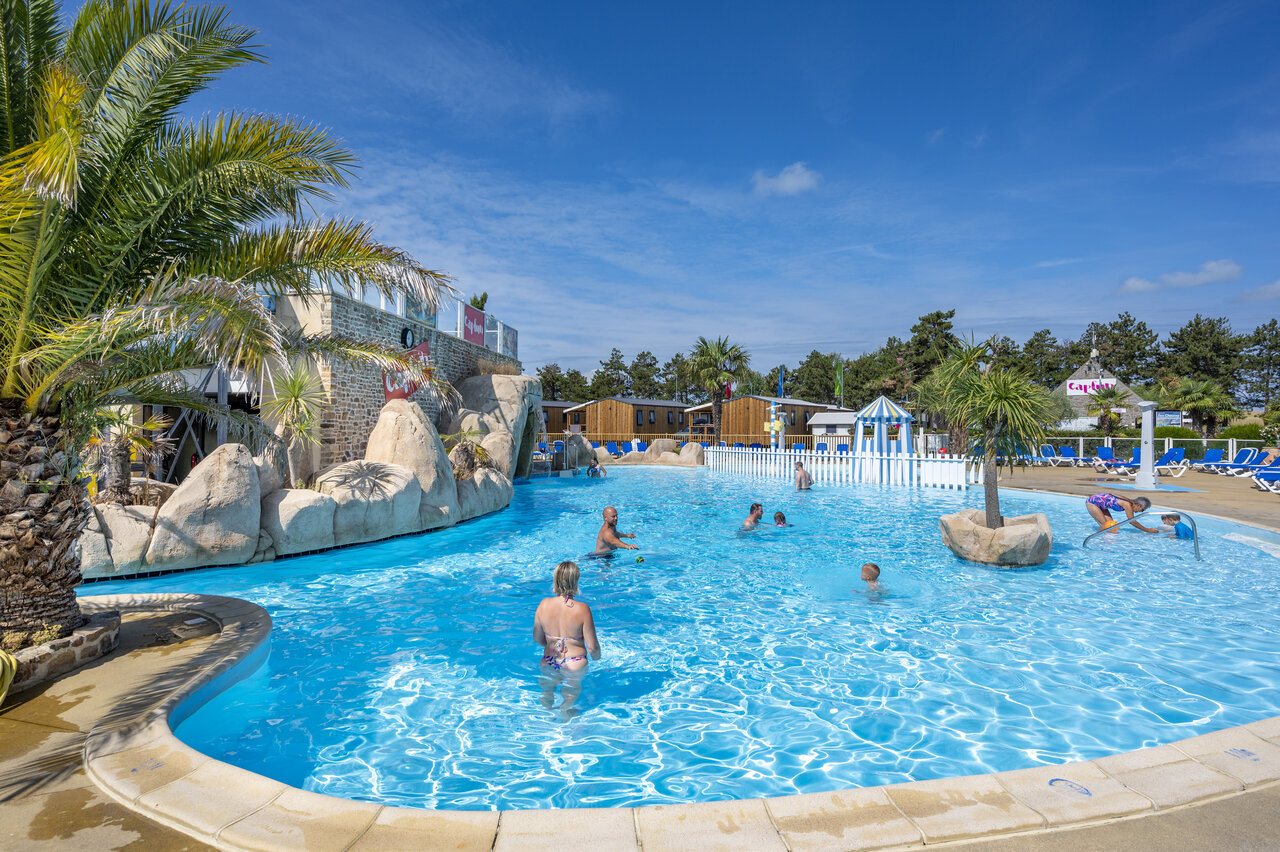 Outdoor swimming pool, rocks at CAPFUN La Route Blanche campsite in Breville sur Mer (50).