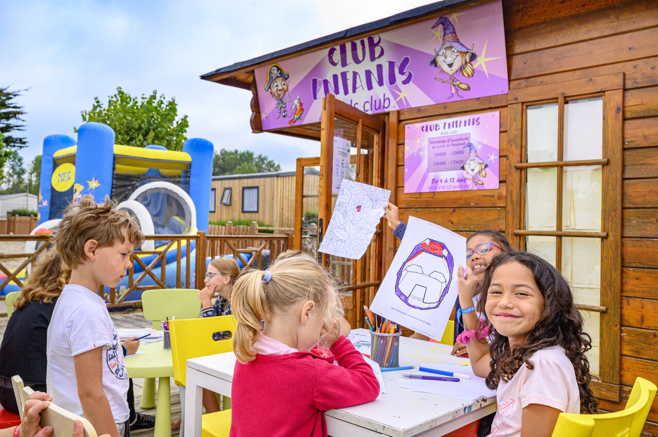 Kids Club, coloring and bouncy castle at CAPFUN La Route Blanche campsite in Breville sur Mer (50).