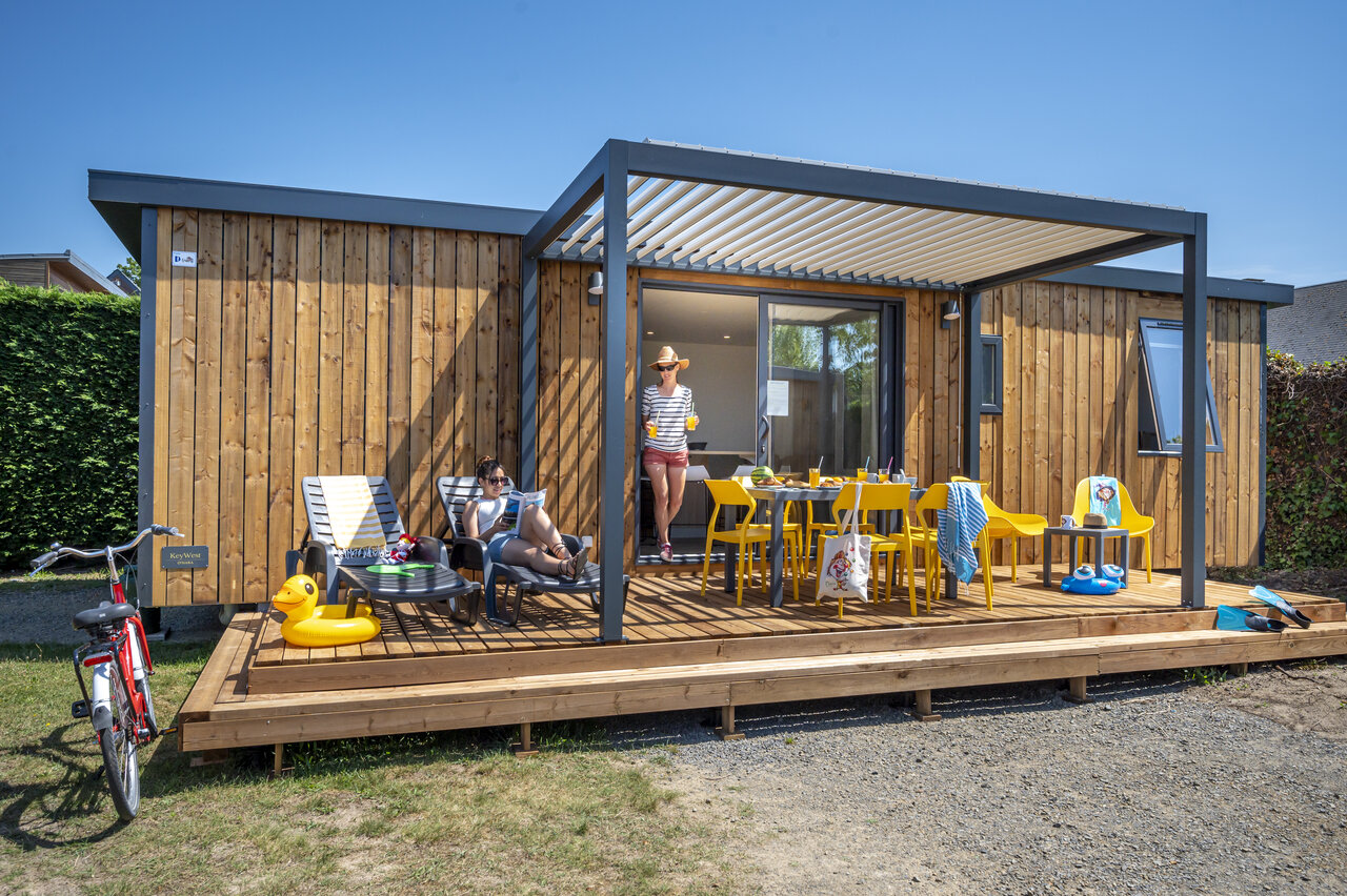 Modern Mobil-home, wooden deck, family at CAPFUN La Route Blanche campsite in Breville sur Mer (50).