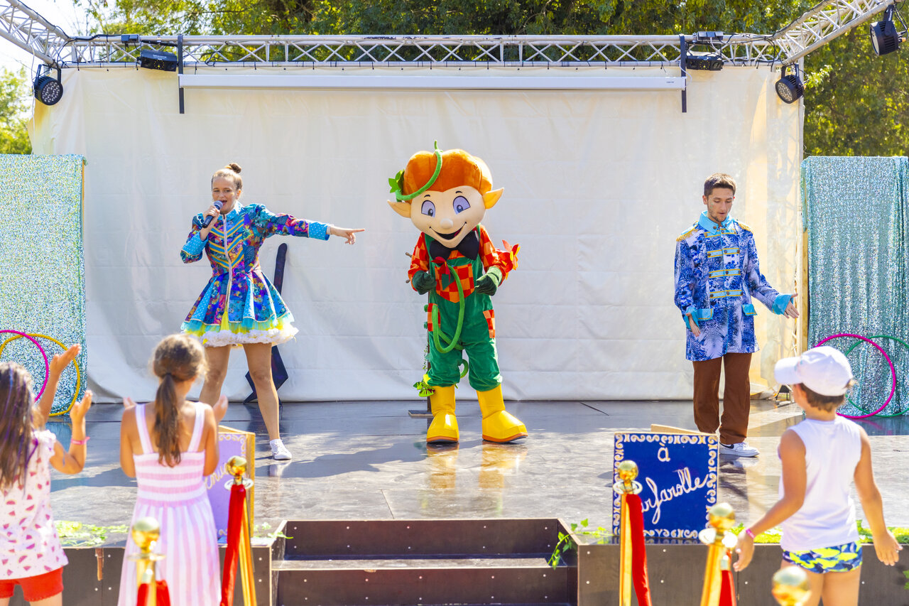 Animation show with mascot for children at CAPFUN La Rumba campsite in Fr�jus (83).