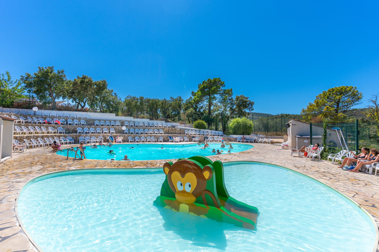 Outdoor pool, children's slide, tiered seating at CAPFUN La Rumba, Fr�jus (83).