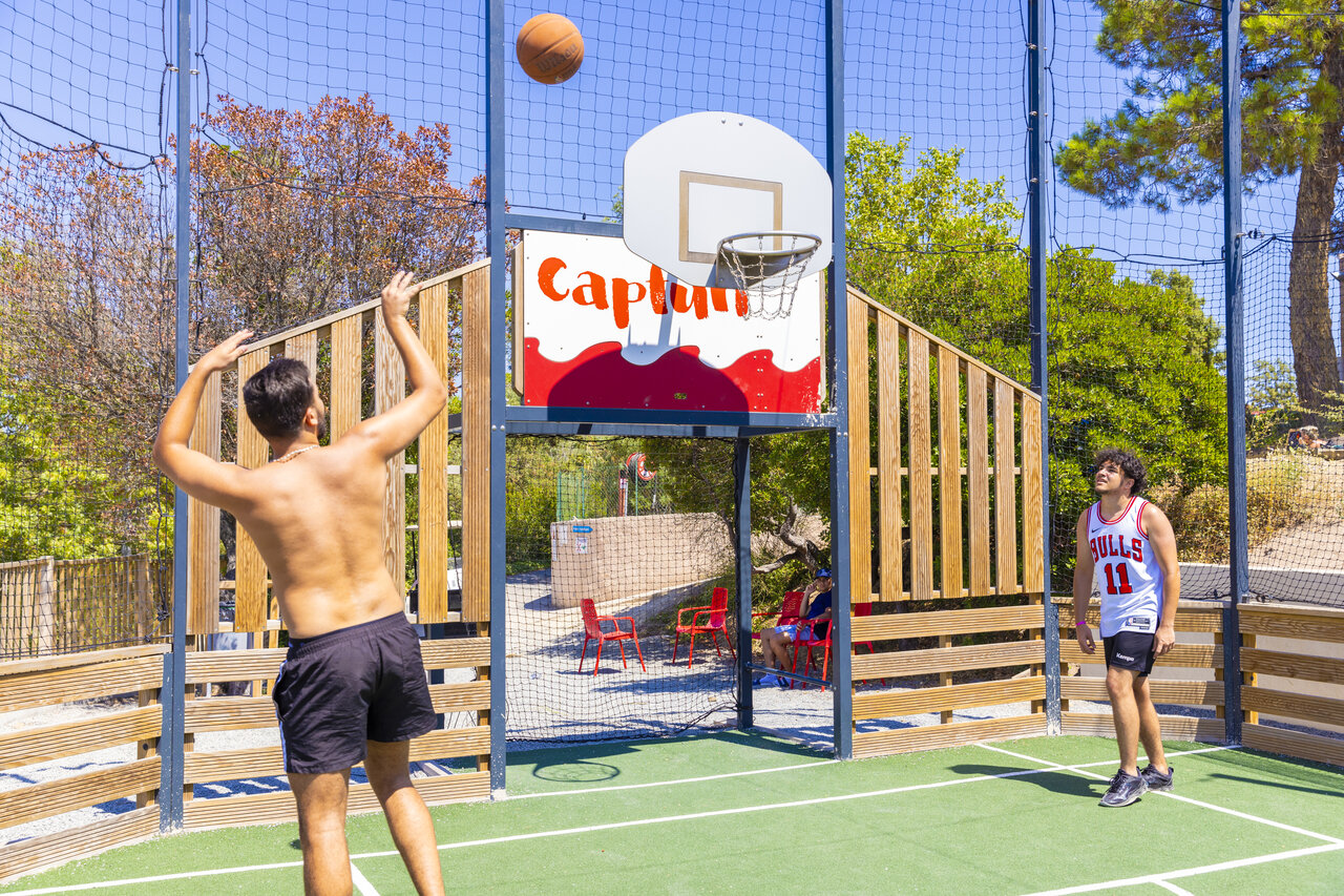 Multi-sport court with young people playing basketball at CAPFUN La Rumba campsite in Fr�jus.
