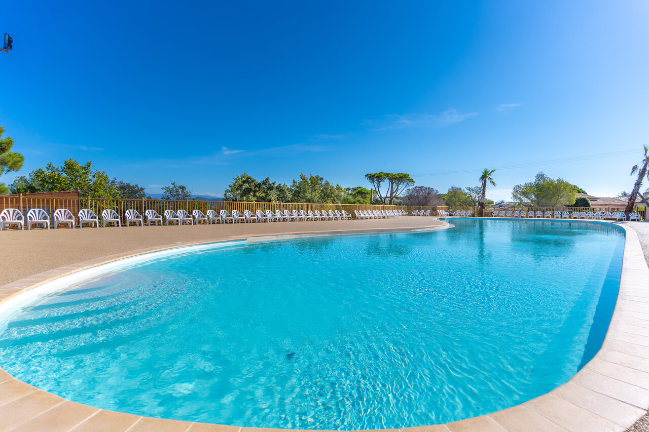 Large outdoor pool with sun loungers at CAPFUN La Rumba campsite in Fr�jus (83).