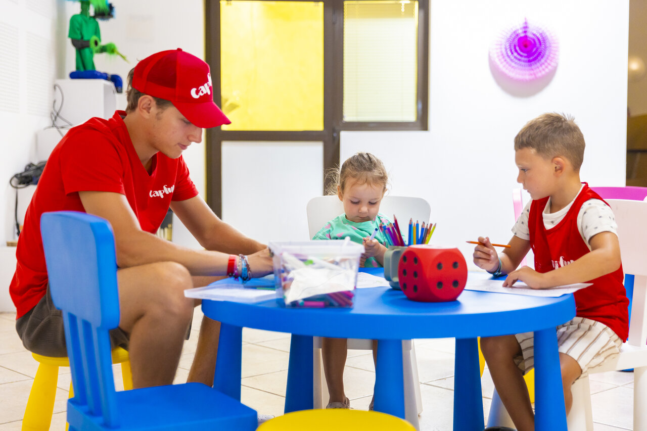 Animator and children drawing during activity at CAPFUN La Rumba campsite in Fr�jus (83).