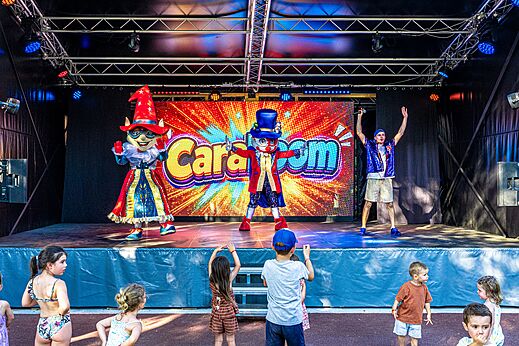 Animation show with mascots and children at CAPFUN La Rumba campsite in Fréjus (83).