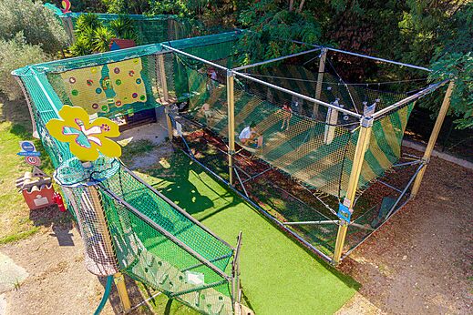 Large suspended play course with nets at CAPFUN La Rumba campsite in Fréjus (83).