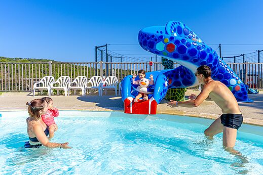Swimming pool and water slide at CAPFUN La Rumba campsite in Fréjus (83).