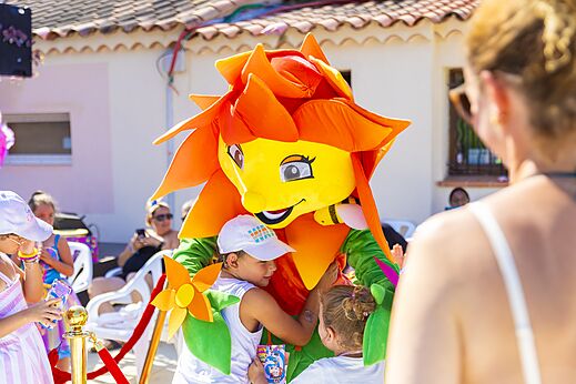 Colorful mascot interacting with children during animation at CAPFUN La Rumba campsite in Fréjus (83).