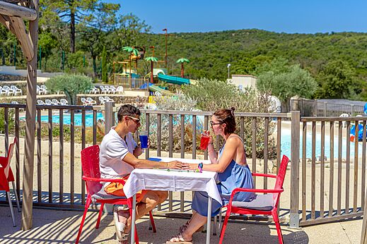 Couple enjoying drinks on the bar terrace at CAPFUN La Rumba Fréjus.