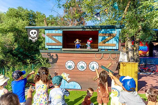 Puppet show on pirate ship stage for children at CAPFUN La Rumba campsite in Fréjus (83).