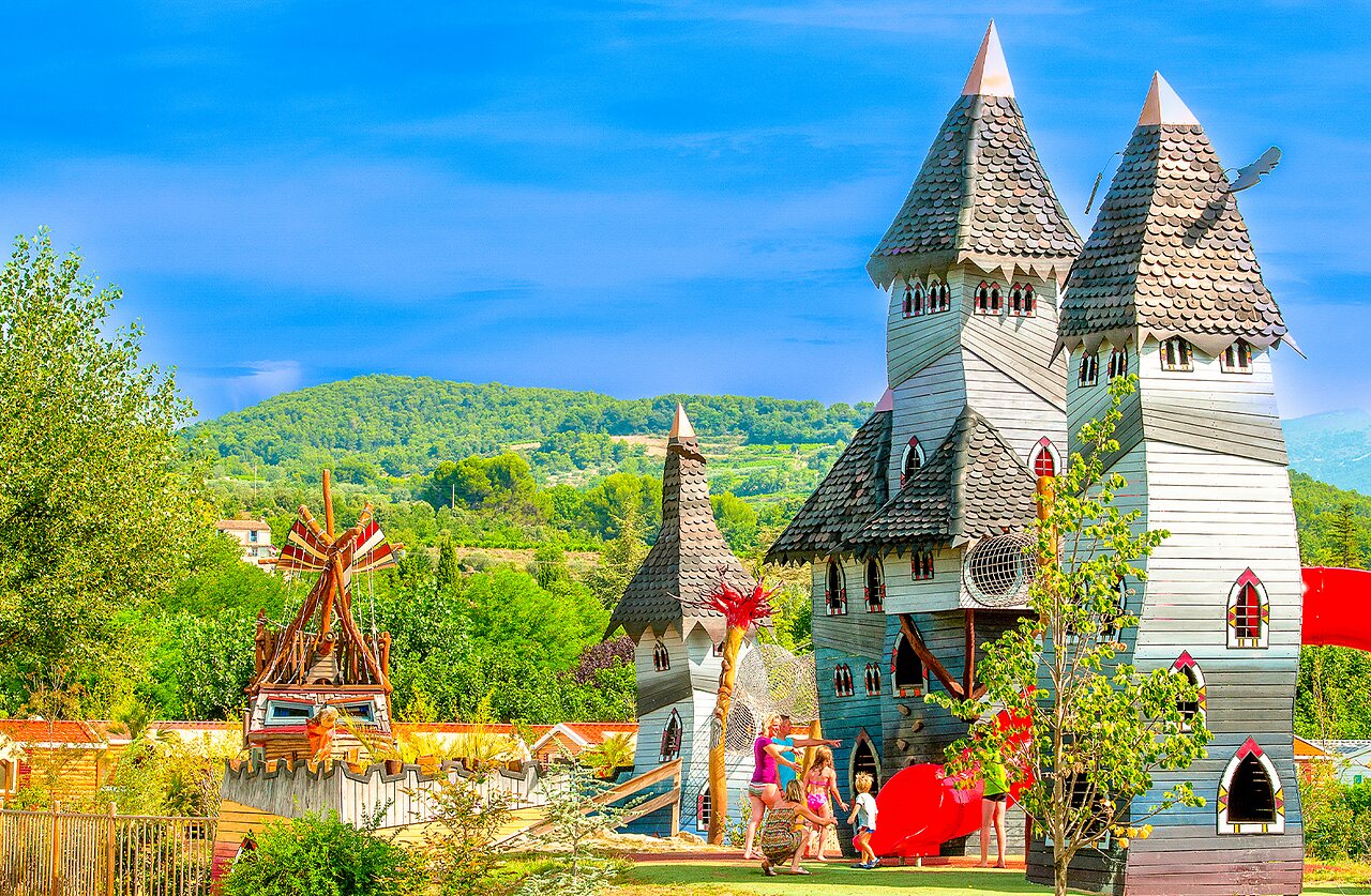 Giant play castle with slides at CAPFUN Sagittaire campsite in VINSOBRES (26).