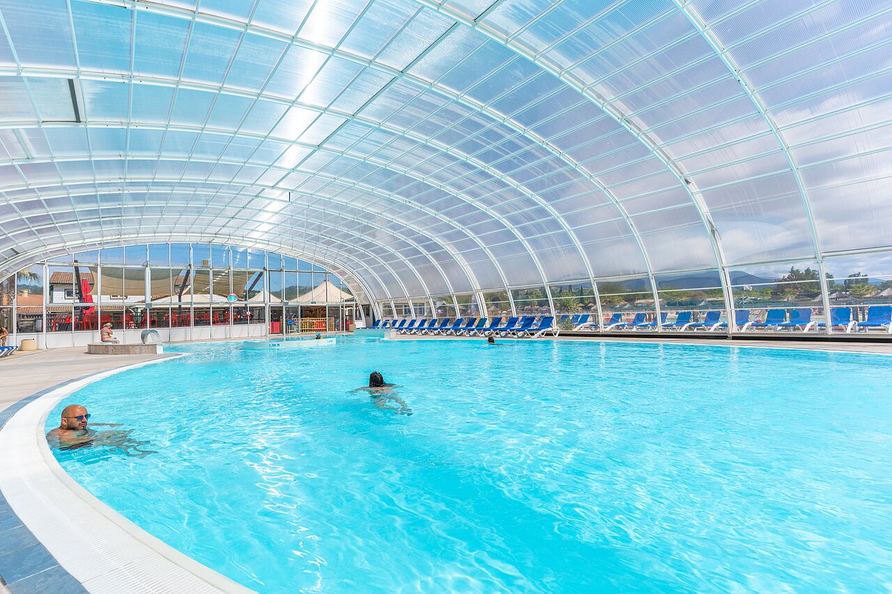 Covered pool, bathers and sun loungers, CAPFUN Sagittaire campsite in VINSOBRES (26).