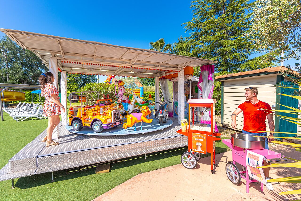 Man making cotton candy, carousel, popcorn machine, CAPFUN Sagittaire camping VINSOBRES (26).