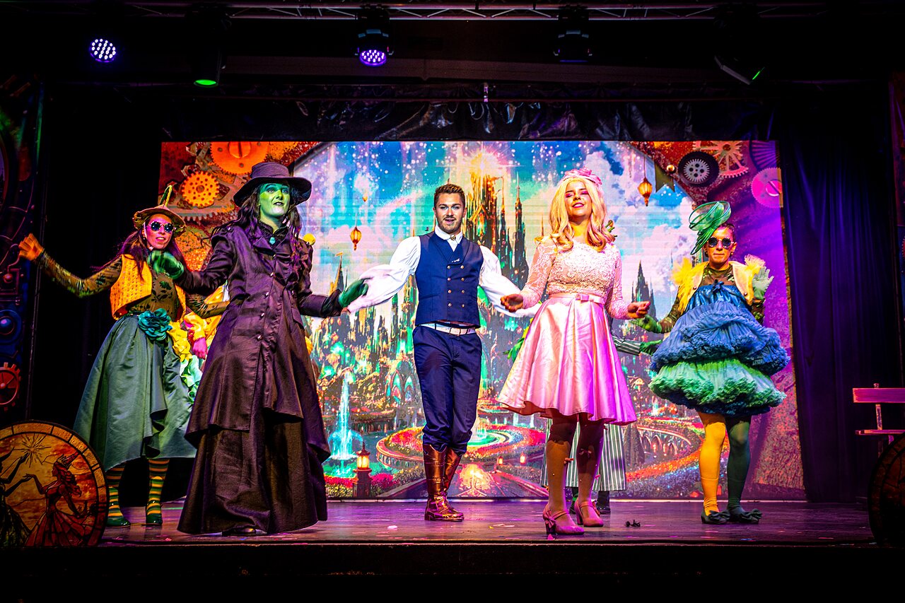 Costumed dancers show on stage, entertainment at CAPFUN Sagittaire campsite in VINSOBRES (26).