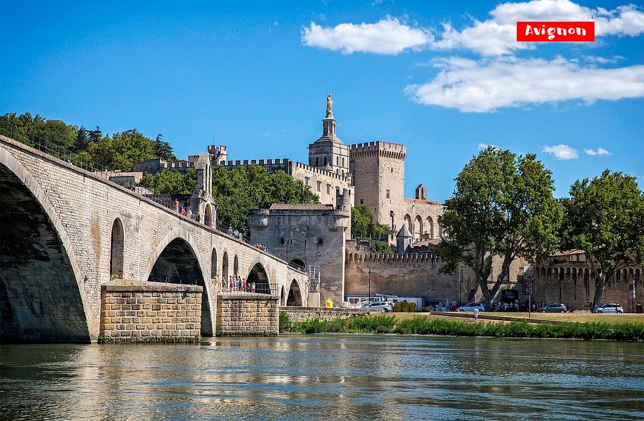 Pont Saint-B�n�zet and Popes' Palace in Avignon, Provence-Alpes-C�te d'Azur.
