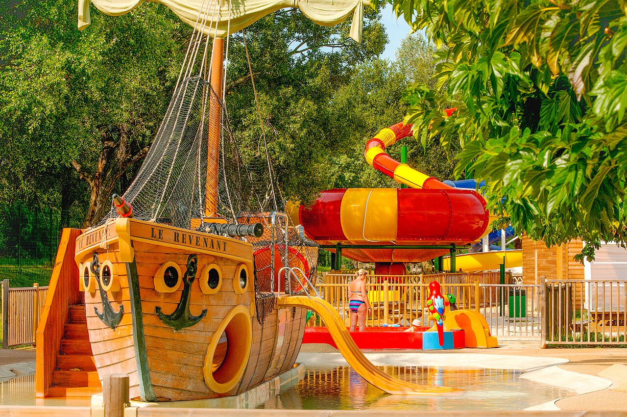 Pirate ship and water slide at CAPFUN Sagittaire campsite in VINSOBRES (26).