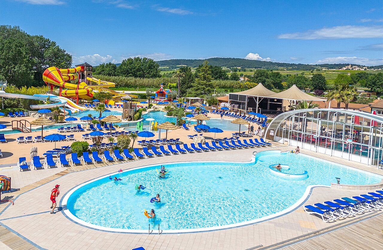 Pools, water slides and sun loungers at CAPFUN Sagittaire campsite in VINSOBRES (26).