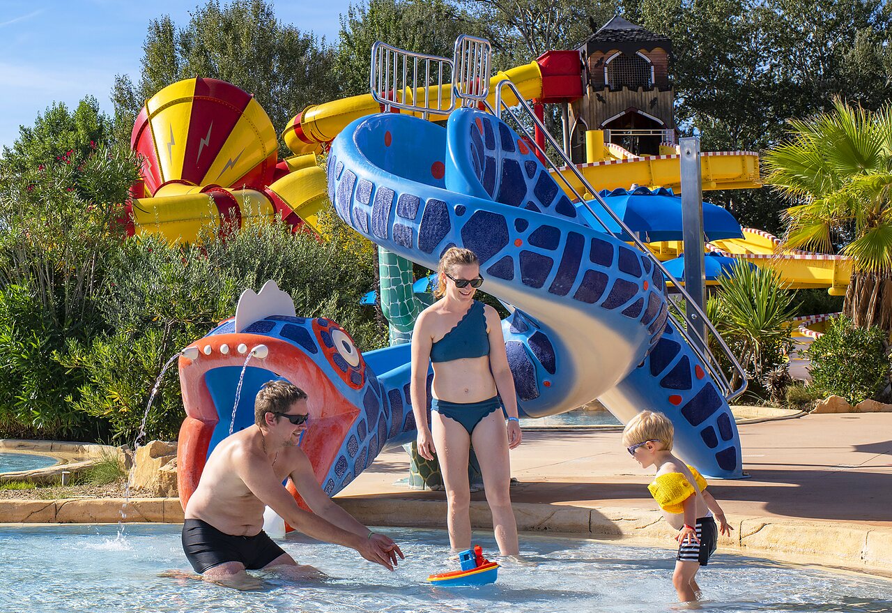 Water slides and fun pool for family at CAPFUN Sagittaire, VINSOBRES (26).
