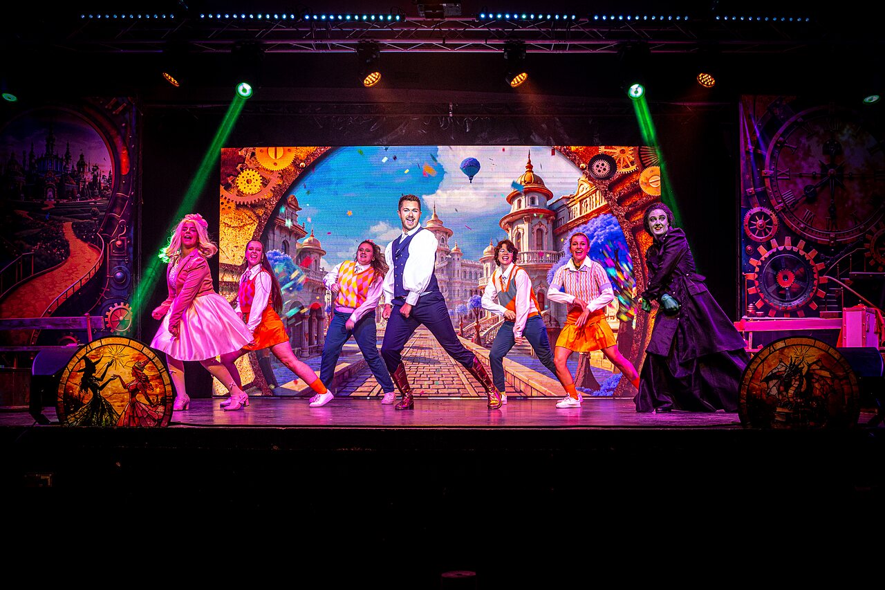 Dance show with costumed artists at CAPFUN Sagittaire campsite in VINSOBRES (26).