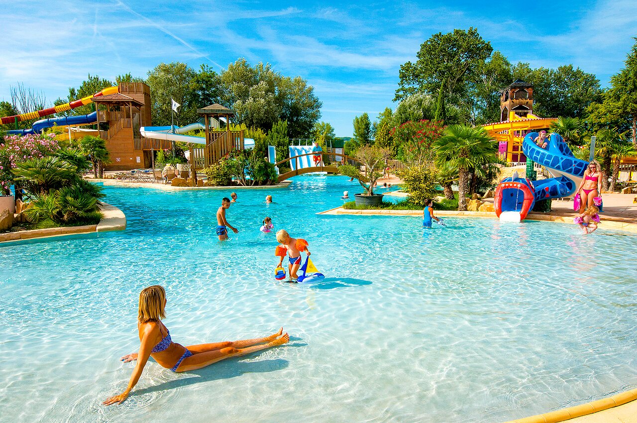 Large outdoor swimming pool with water slides and children's games at CAPFUN Sagittaire campsite in VINSOBRES (26).