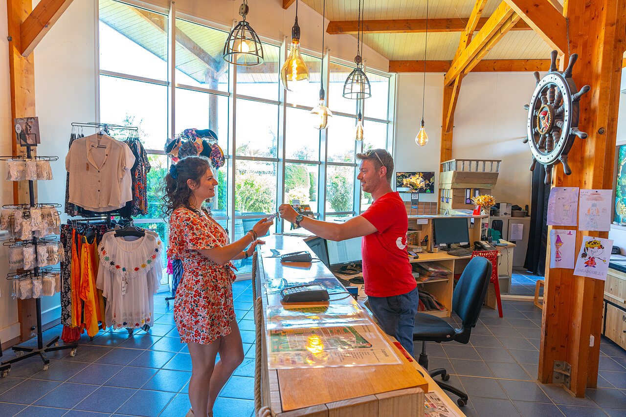 Warm welcome at the reception with boutique of CAPFUN Sagittaire campsite in VINSOBRES (26).