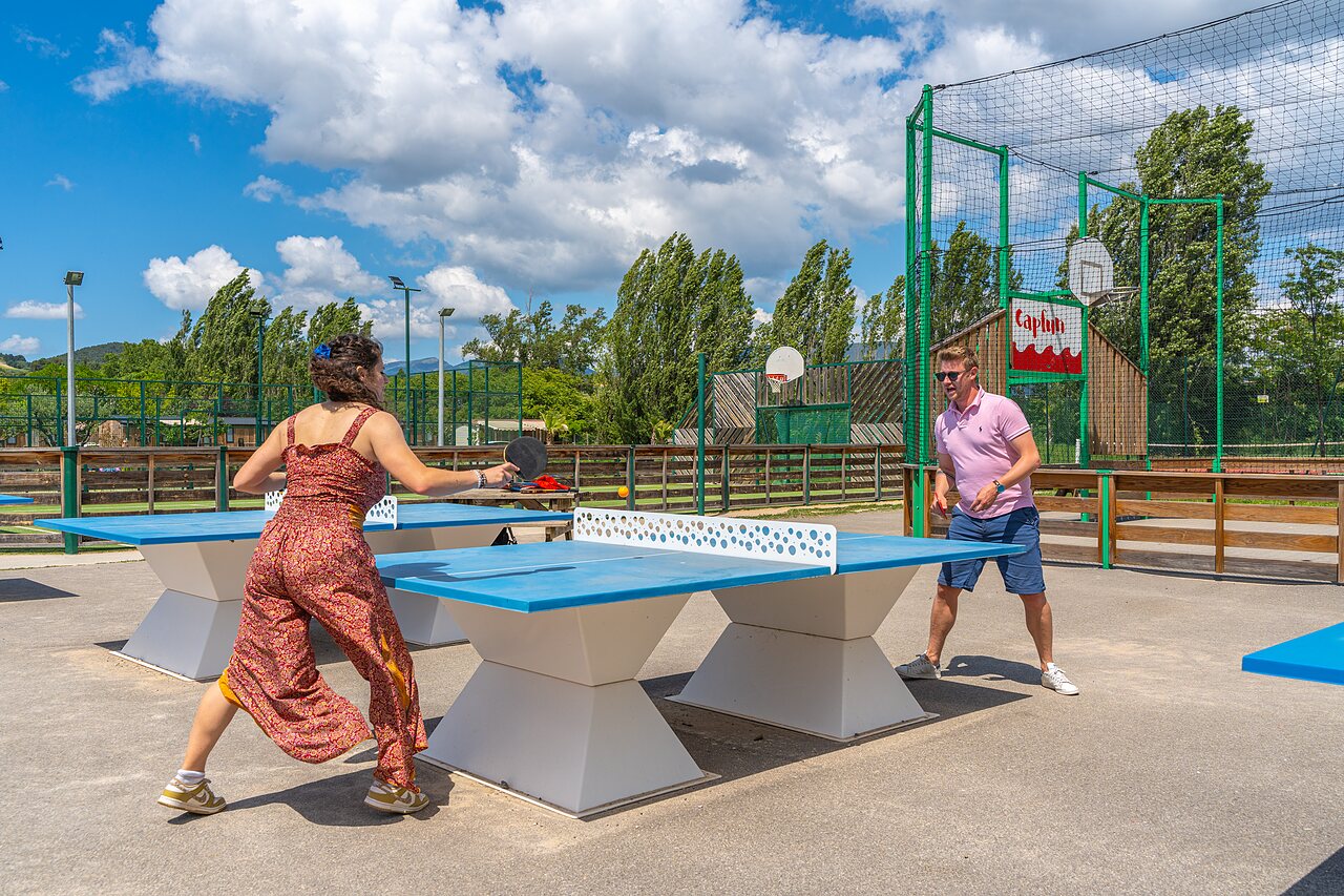 Outdoor table tennis, couple at CAPFUN Sagittaire campsite in VINSOBRES.
