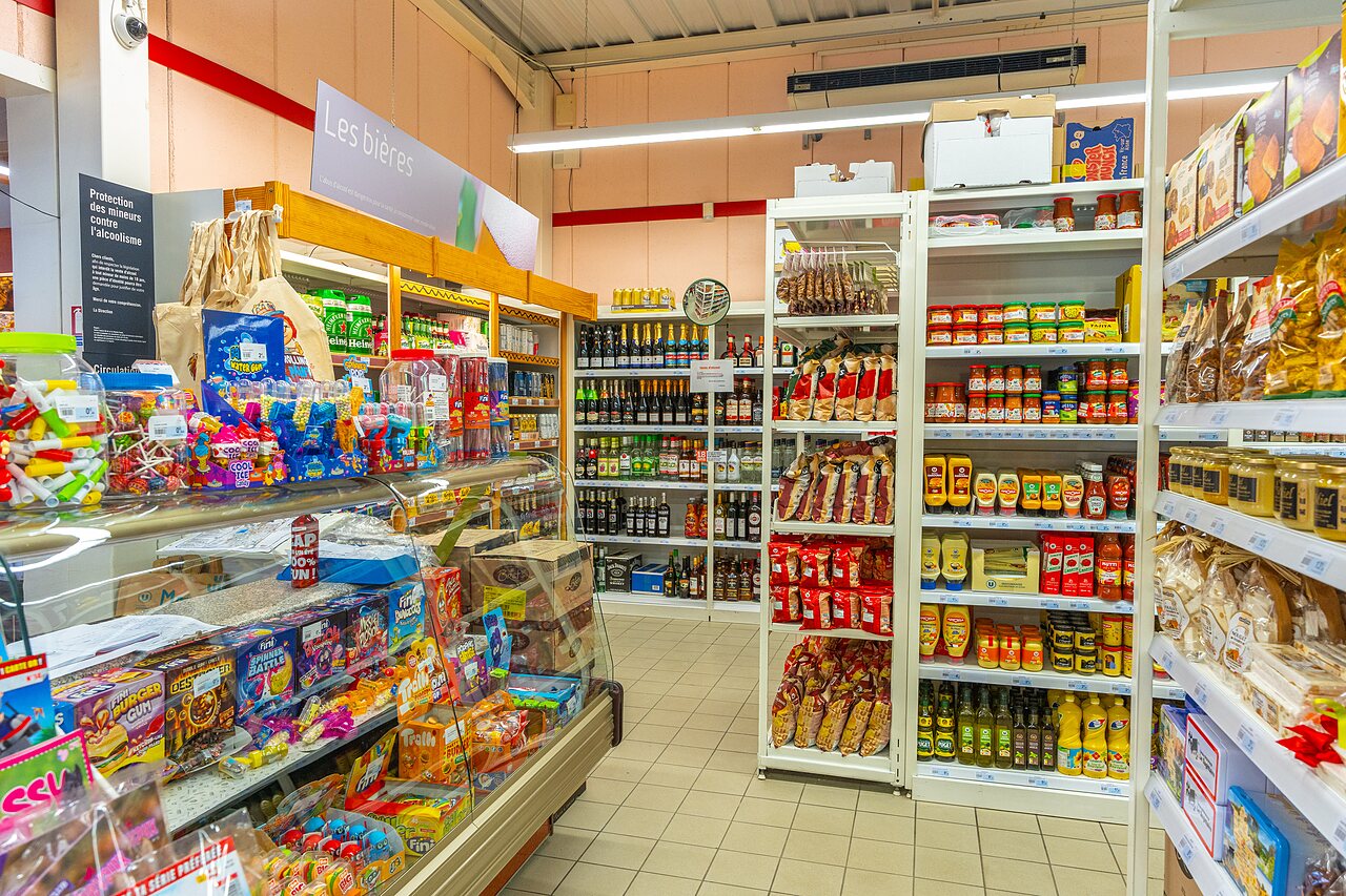 Well-stocked grocery store with products and drinks at CAPFUN Sagittaire campsite in VINSOBRES (26).