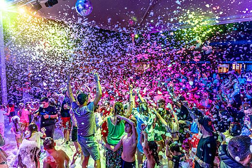 Lively foam party with many people at CAPFUN Sagittaire campsite in VINSOBRES (26).
