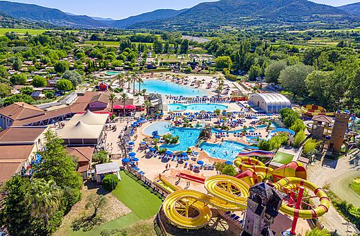 Huge water park, swimming pools and slides at CAPFUN Sagittaire campsite in VINSOBRES (26)
