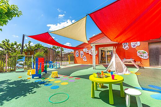 Colorful outdoor play area with tables and games for children at CAPFUN Sagittaire campsite in VINSOBRES (26).