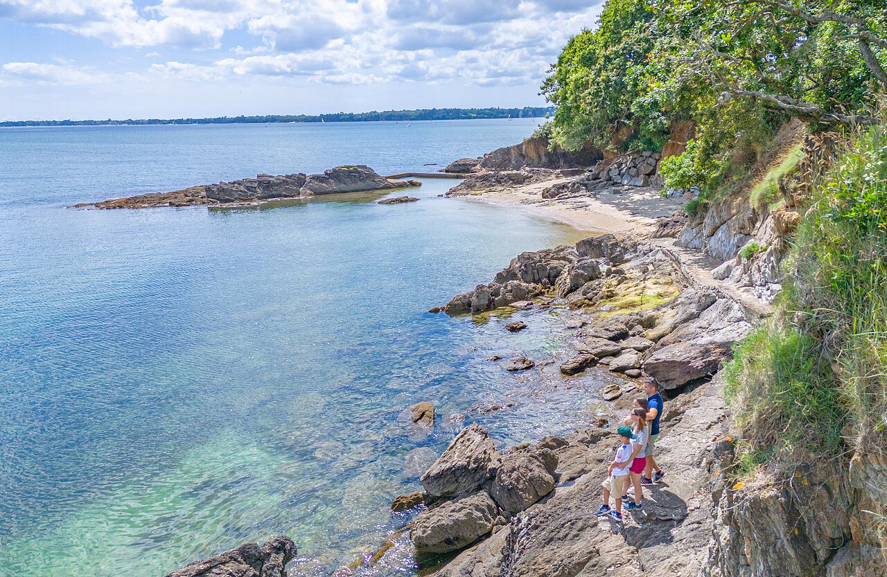 Rocky beach, coastal path and turquoise sea at CAPFUN Saint Laurent campsite in LA FORET FOUESNANT (29).