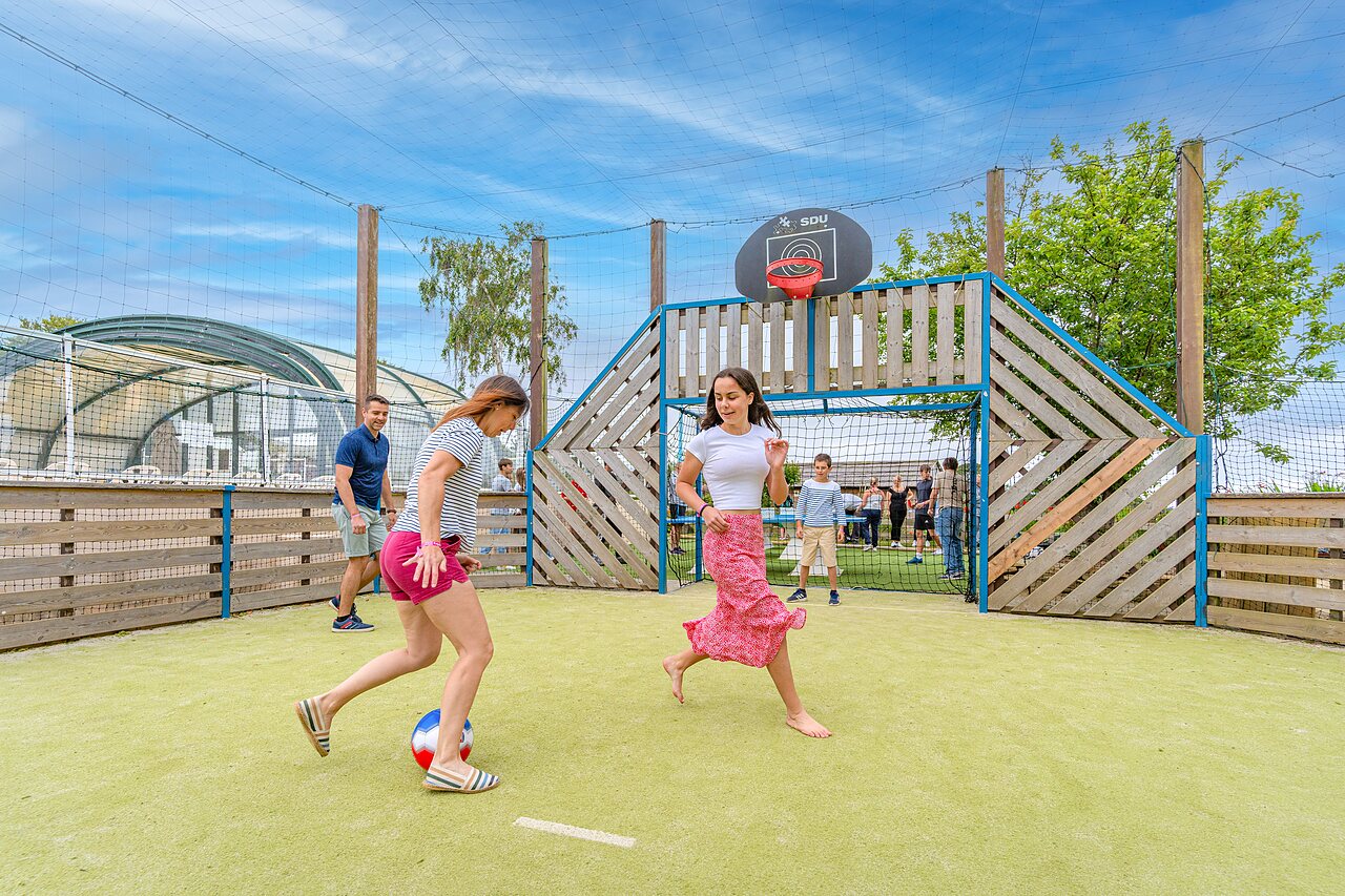 Outdoor multi-sport court, football and basketball, at CAPFUN Saint Laurent campsite in LA FORET FOUESNANT.
