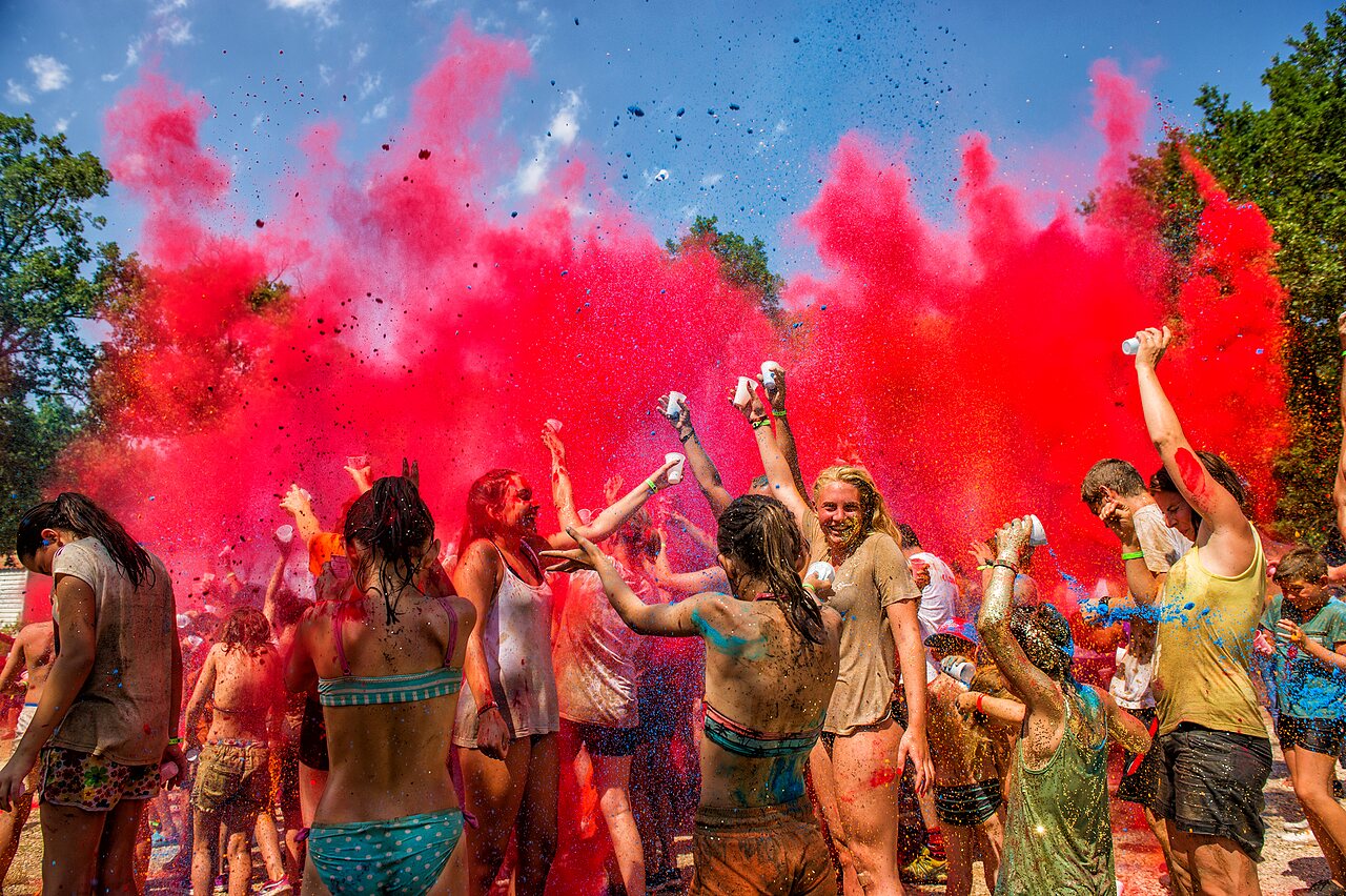 Color festival with young people at CAPFUN Saint Laurent campsite in LA FORET FOUESNANT.