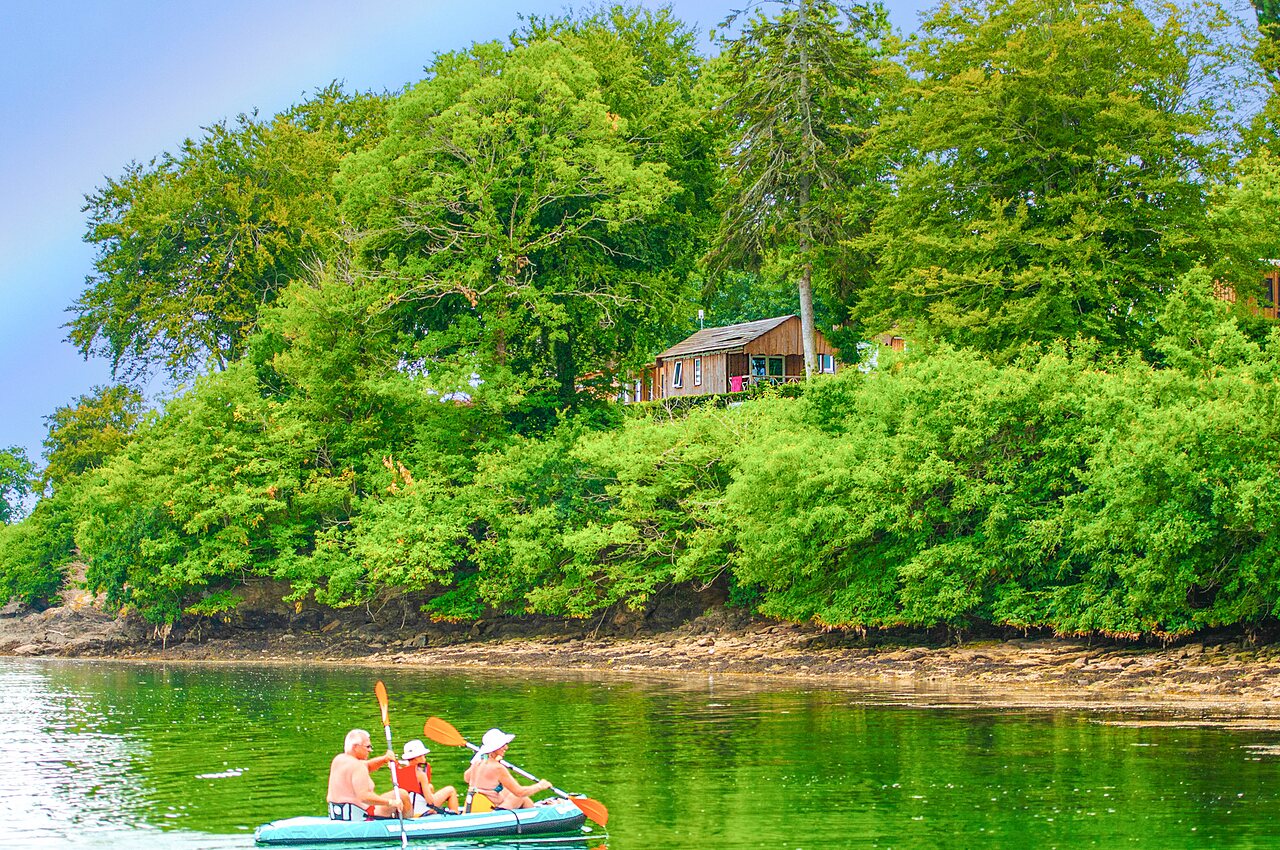 Family kayaking, wooden Mobil-home at CAPFUN Saint Laurent campsite in LA FORET FOUESNANT (29).