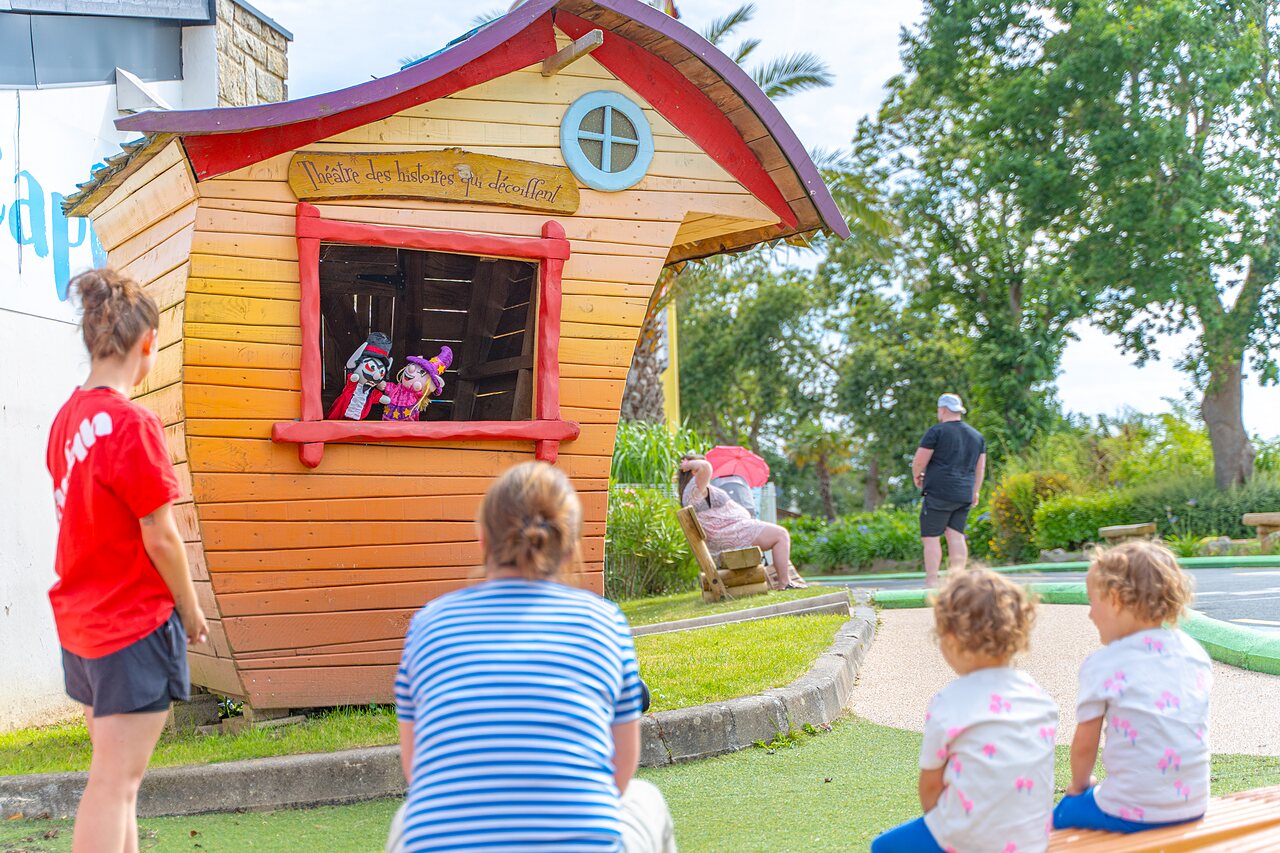 Puppet show for children at CAPFUN Saint Laurent campsite in LA FORET FOUESNANT (29).