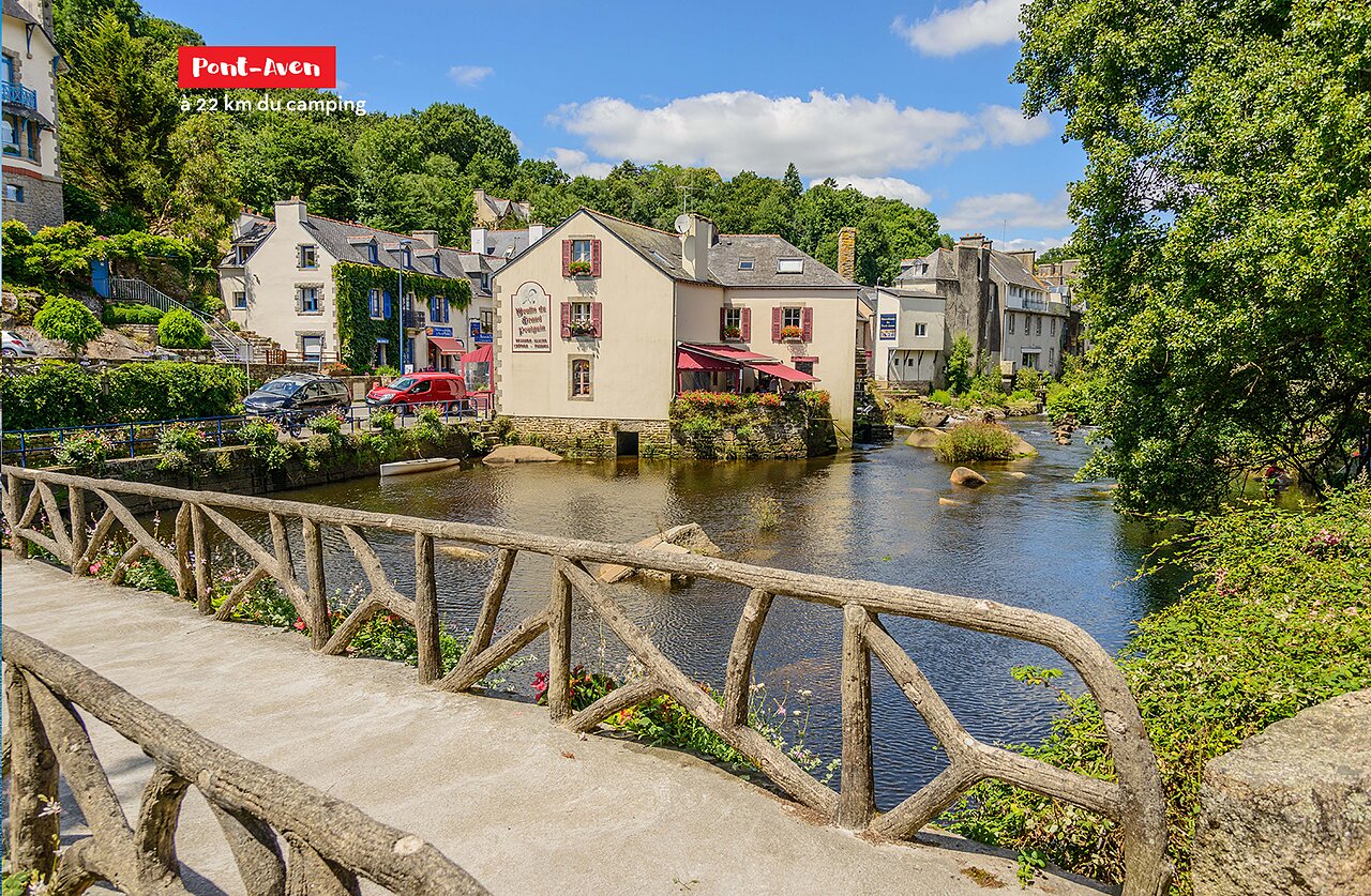 Pont-Aven, charmant village breton avec rivi�re, maisons traditionnelles et pont en bois.