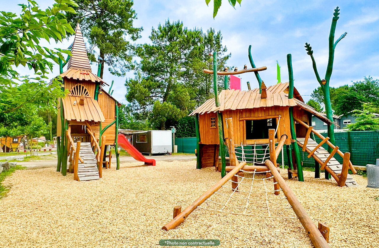 Wooden playground at CLICOCHIC Les Saules de Cheverny campsite in Cheverny (41).