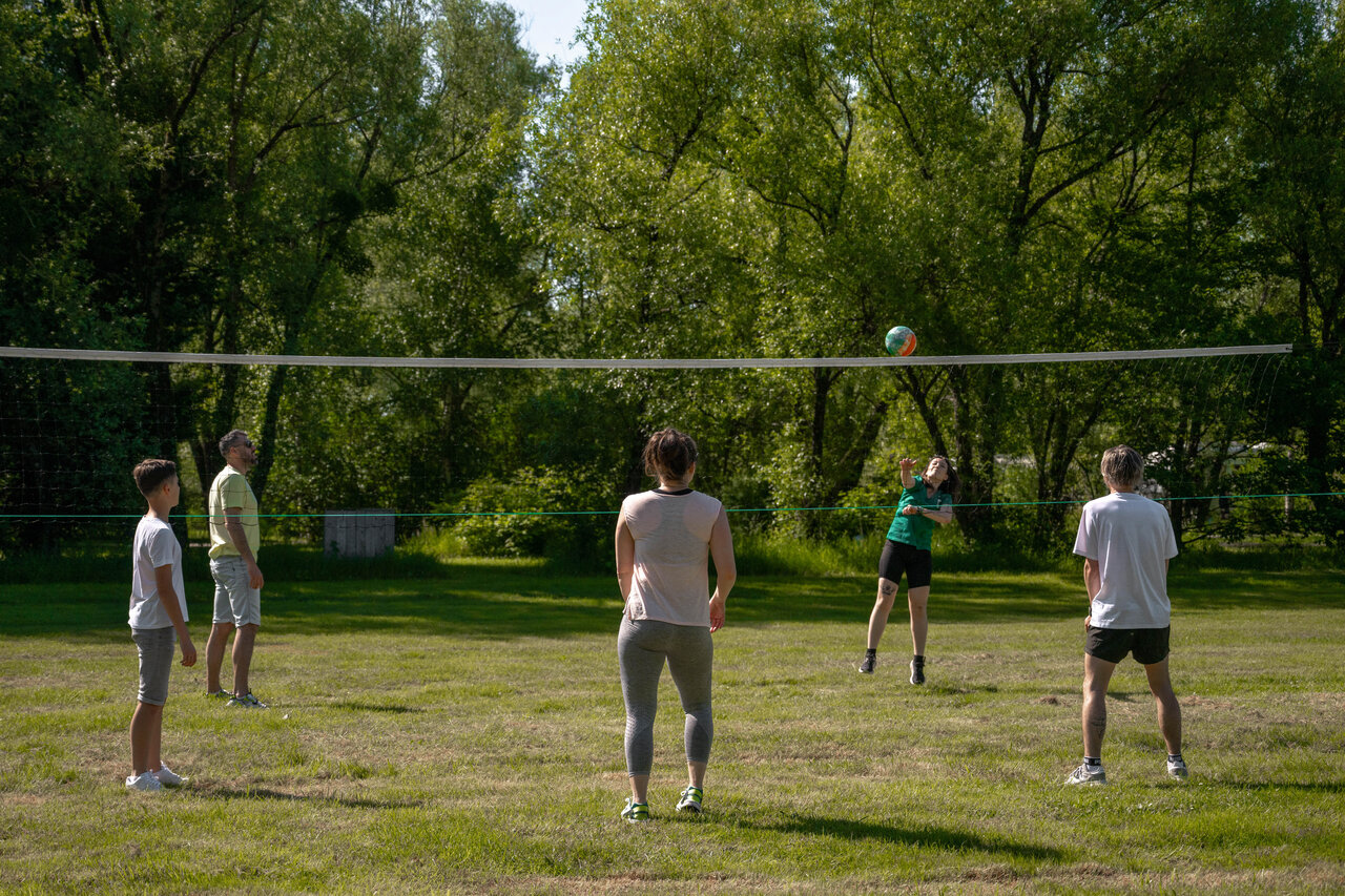Outdoor volleyball at CLICOCHIC Les Saules de Cheverny campsite in Cheverny.