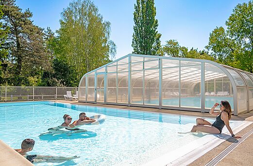 Outdoor and indoor swimming pool at CLICOCHIC Les Saules de Cheverny campsite in Cheverny (41).
