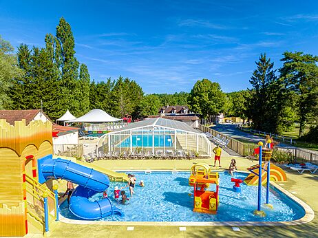 Waterslide, water games and outdoor pool at CLICOCHIC Les Saules de Cheverny campsite.
