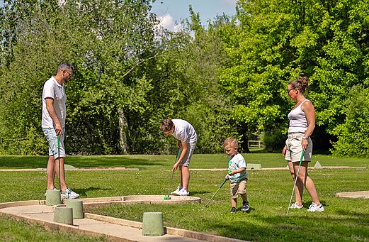 Family mini-golf course at CLICOCHIC Les Saules de Cheverny campsite (41).