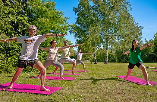Outdoor yoga session at CLICOCHIC Les Saules de Cheverny campsite.