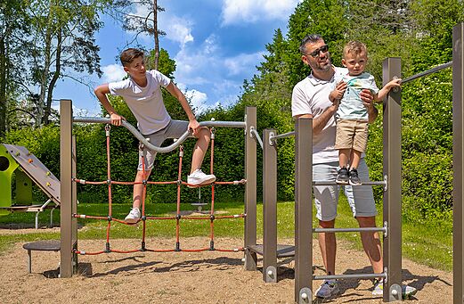 Children's playground at CLICOCHIC Les Saules de Cheverny campsite in Cheverny (41).