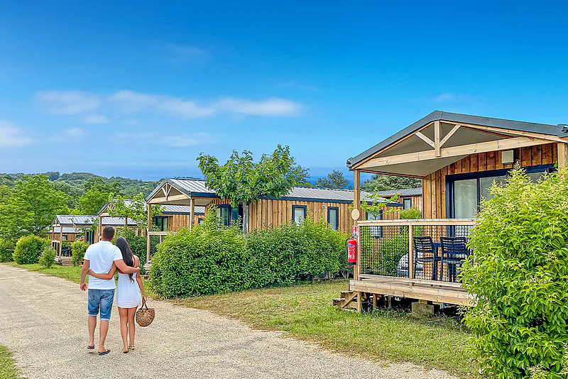 Mobile homes, couple, at VAGUES OCEANES Soleil de Provence campsite in Saint-Romain-en-Viennois (84).