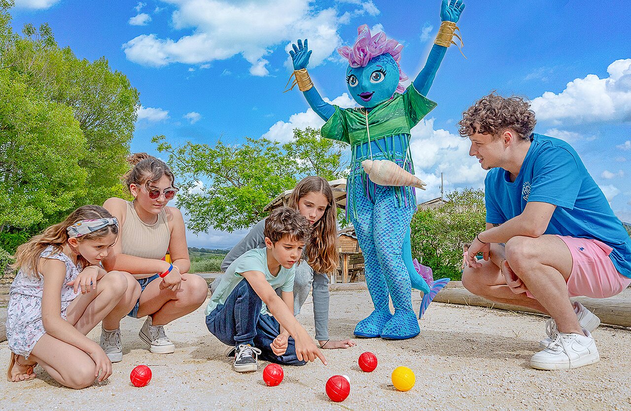 Bocce, mascot, children at VAGUES OCEANES Soleil de Provence campsite in Saint-Romain-en-Viennois (84).