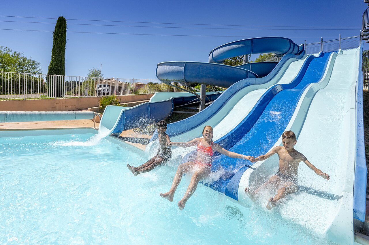 Water slides and outdoor swimming pool for children at VAGUES OCEANES Soleil de Provence campsite in Saint-Romain-en-Viennois (84).